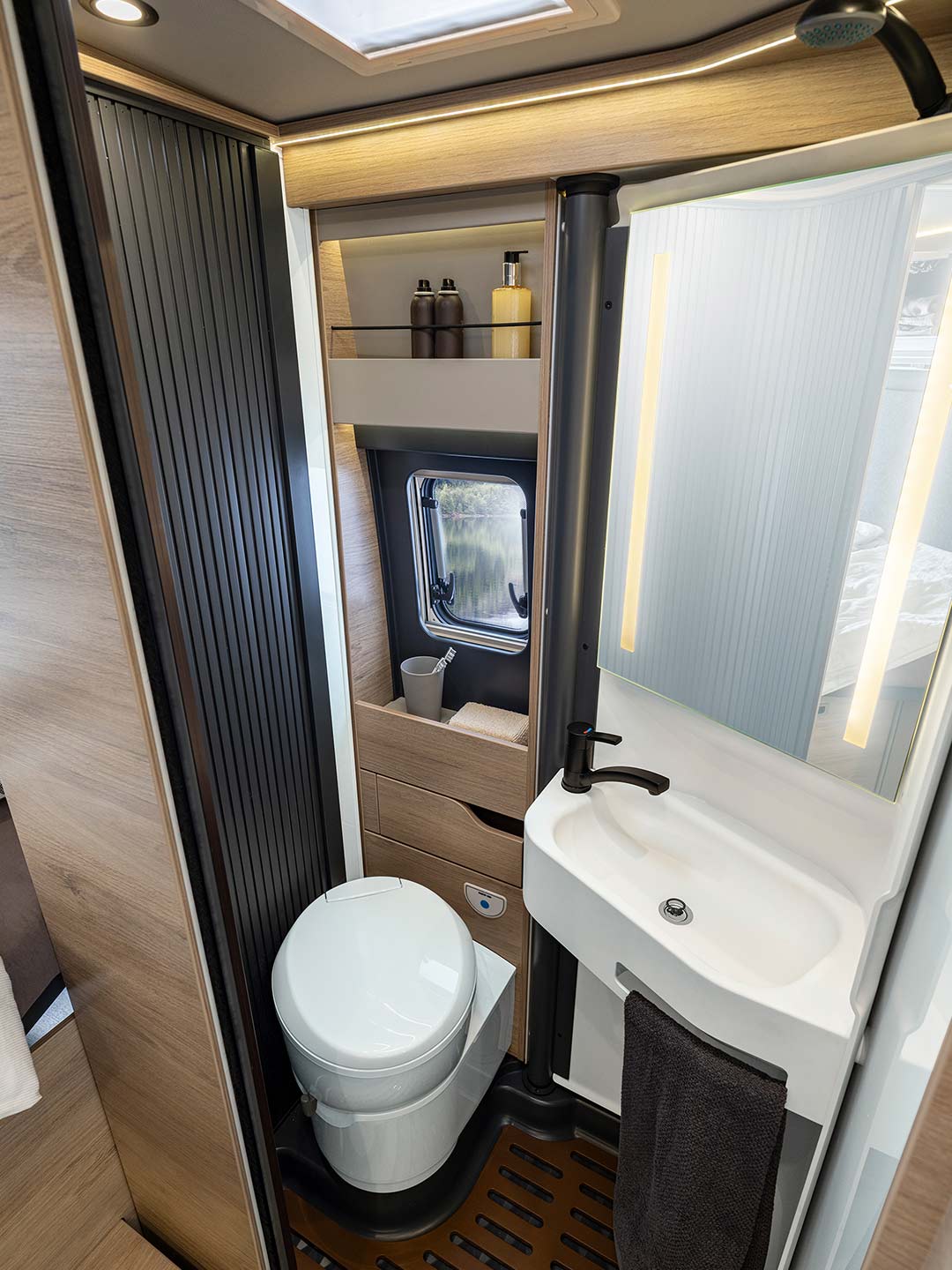 KNAUS BOXTIME spacious bathroom